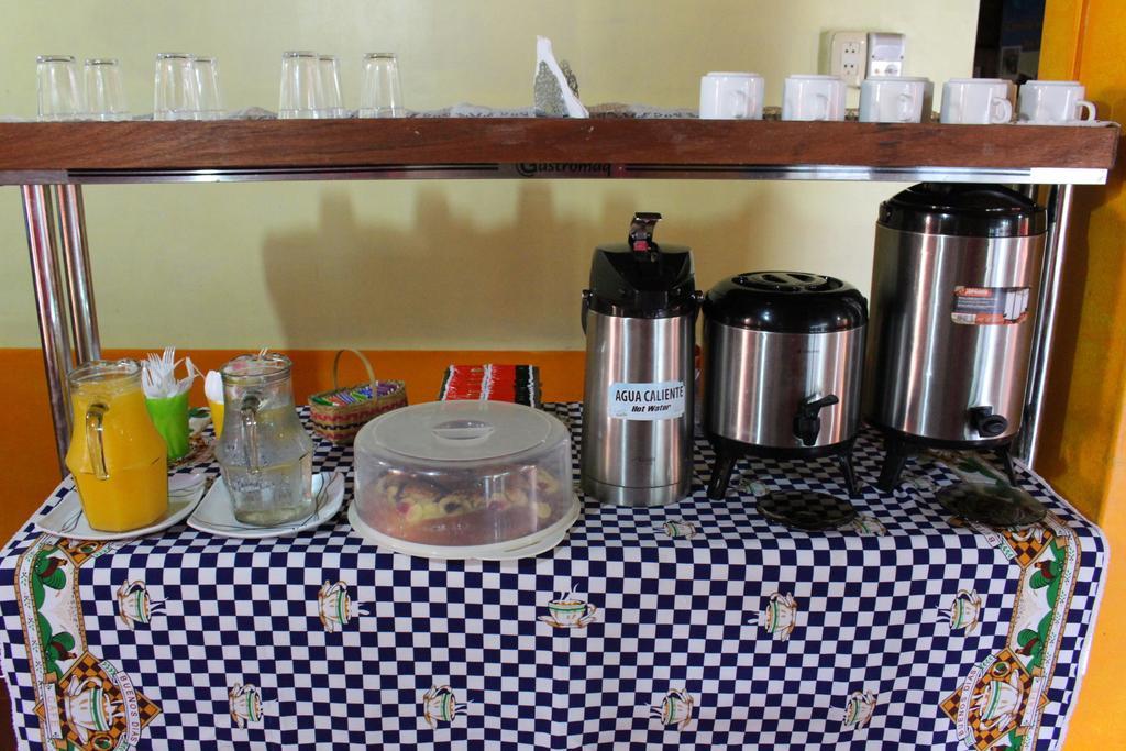 Residencial Noelia Hostel ปูแอร์โตอีกวาซู ภายนอก รูปภาพ